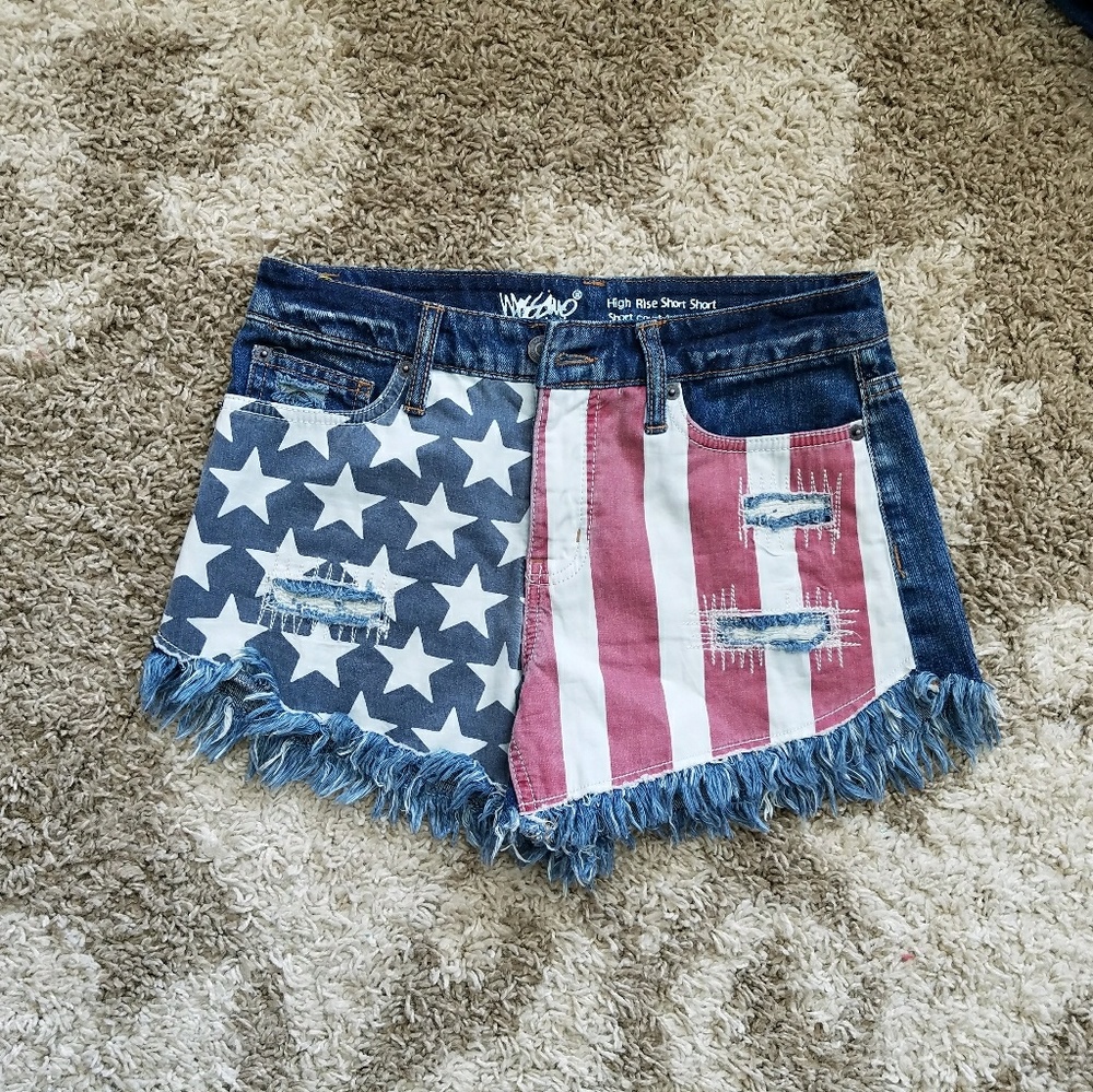 MOSSIMO STARS AND STRIPES SHORTS SIZE 2